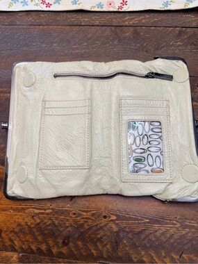 Hobo Off White Lauren Clutch Wallet Kiss Lock Frame Interior LG Zip Pocket GUC